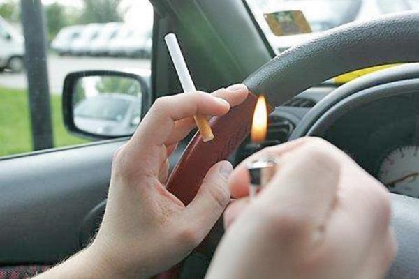 Автошколы Барнаула: разрешено ли курить при вождении?