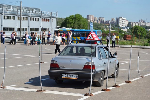 Очереди на сдачу экзамена учеников автошколы в Барнауле