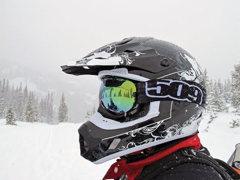 Шлем во время обучения на снегоход и после него